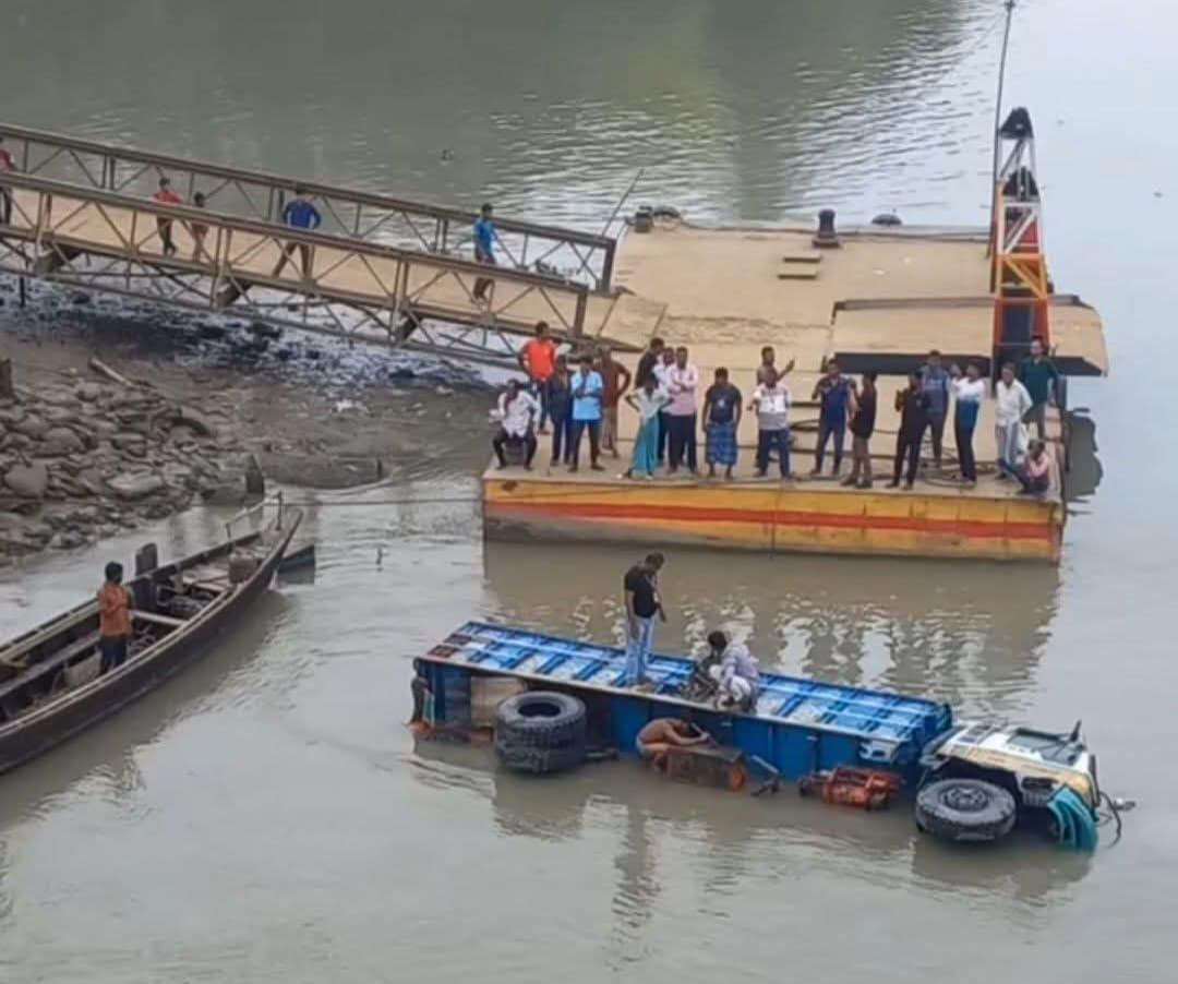 ফেরিতে ওঠার সময় নিয়ন্ত্রণ হারিয়ে নদীতে ডুবে যাওয়া ট্রাক উদ্ধার